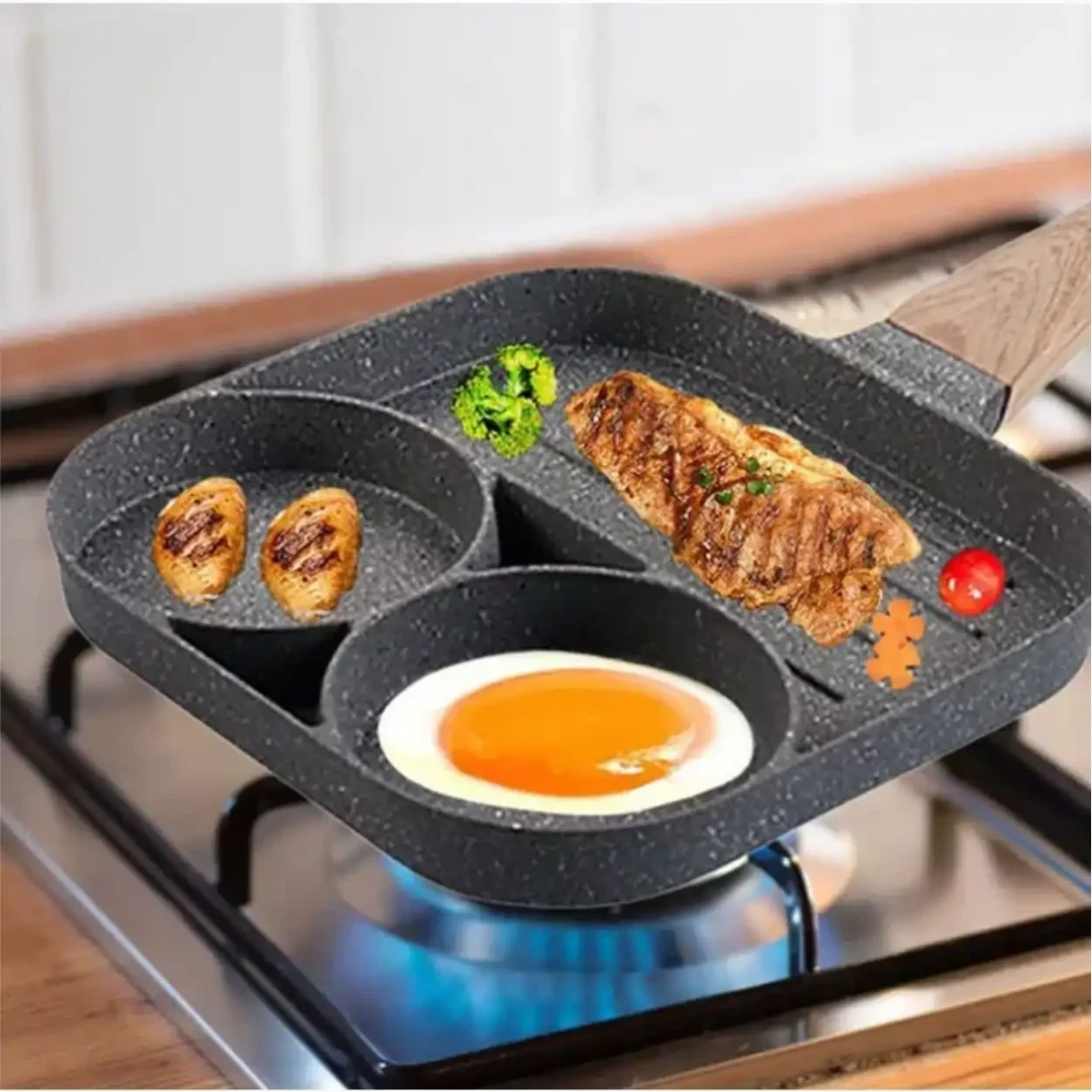 Frigideira antiaderente Decoricasa com 3 divisórias para preparar ovo, carne e vegetais simultaneamente no fogão.