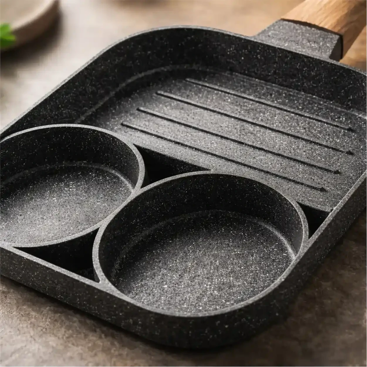 Frigideira antiaderente Decoricasa com 3 divisórias para grelhar ovo, bacon e panqueca simultaneamente.