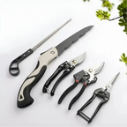 Kit de ferramentas de jardim Decoricasa com 5 peças em aço inox, incluindo tesouras de poda e serra dobrável.