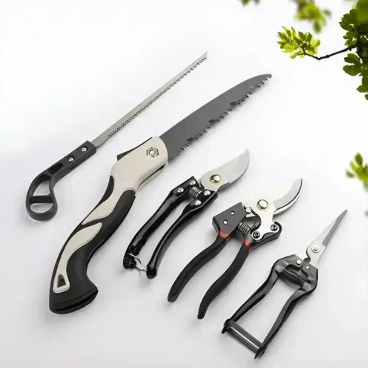 Kit de ferramentas de jardim Decoricasa com 5 peças em aço inox, incluindo tesouras de poda e serra dobrável.
