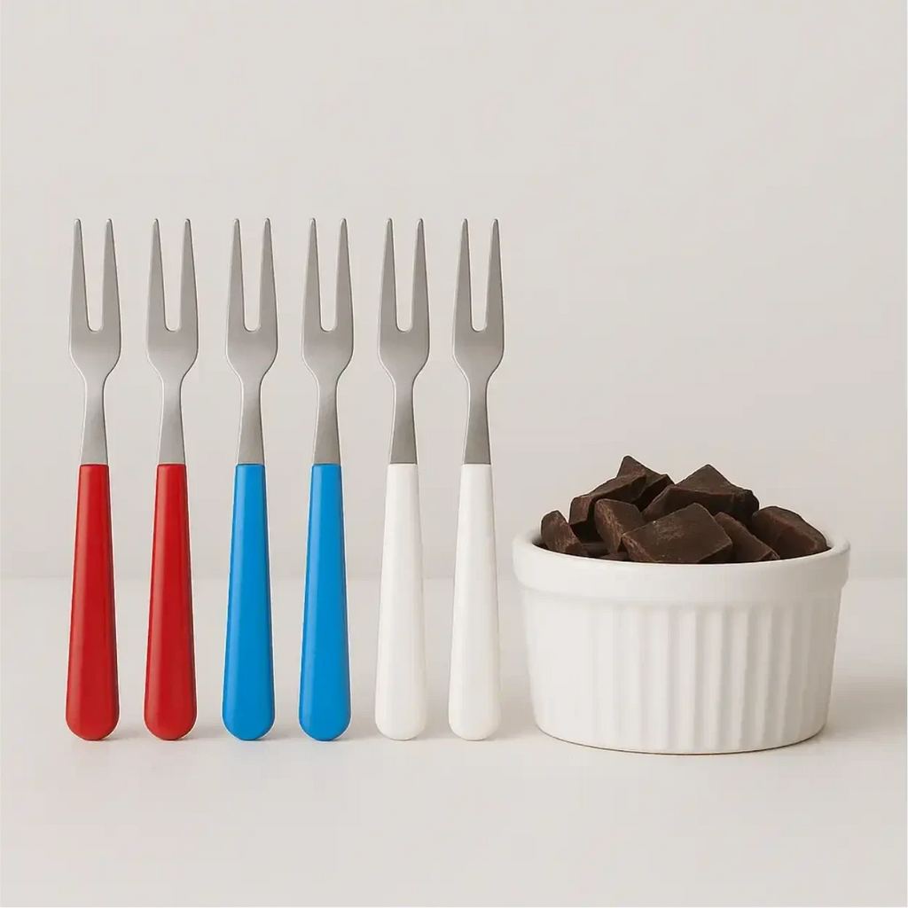 Kit de garfinhos coloridos Decoricasa com cabos vermelho, azul e branco ao lado de uma molheira com cubos de chocolate