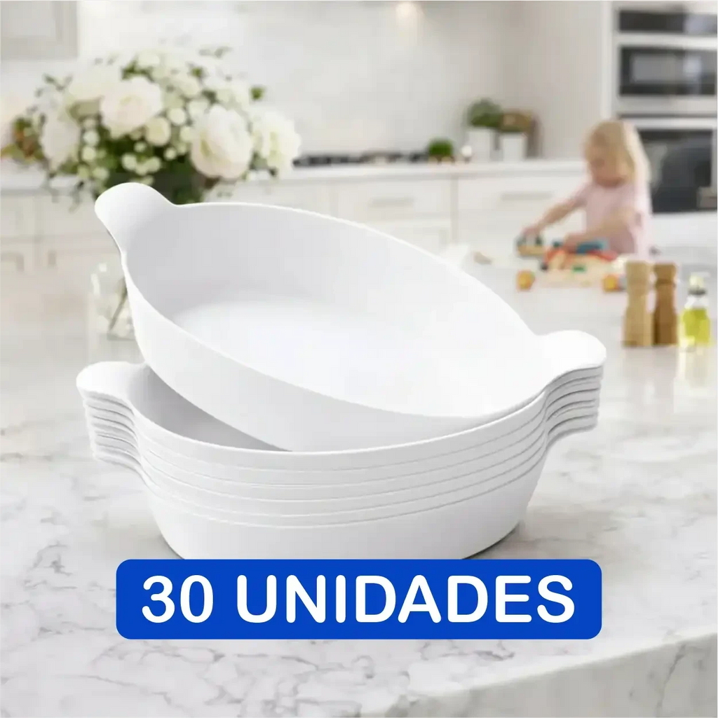 Kit com 30 petisqueiras brancas Decoricasa em formato de canoa, empilhadas sobre uma bancada de mármore na cozinha.
