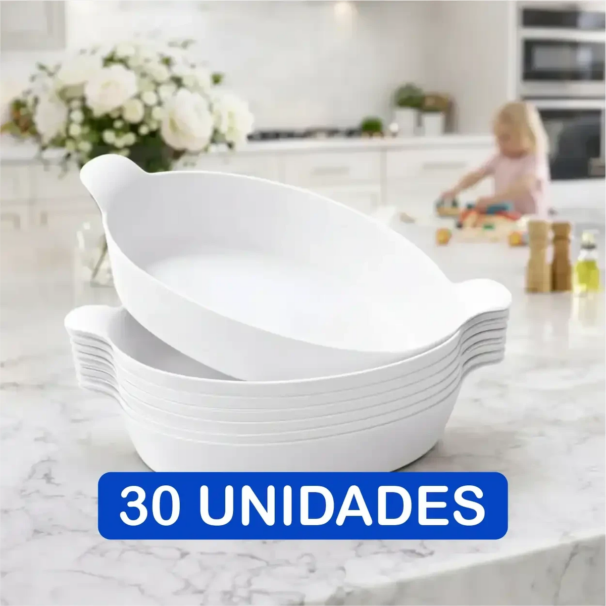 Kit com 30 petisqueiras brancas Decoricasa em formato de canoa, empilhadas sobre uma bancada de mármore na cozinha.