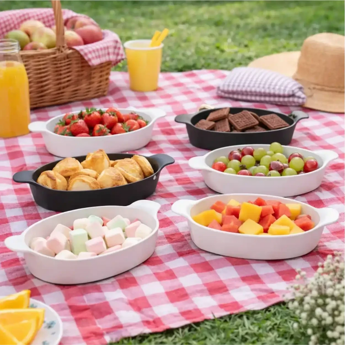 Kit de petisqueiras Canoa Pett Pro Decoricasa em polipropileno branco e preto servindo frutas e doces em piquenique