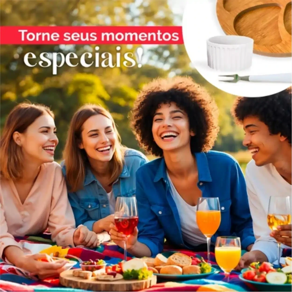 Grupo de amigos sorrindo em um piquenique com o kit petisqueira Decoricasa de madeira, molheira e garfinhos.