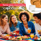 Grupo de amigos sorrindo em um piquenique com o kit petisqueira Decoricasa de madeira, molheira e garfinhos.