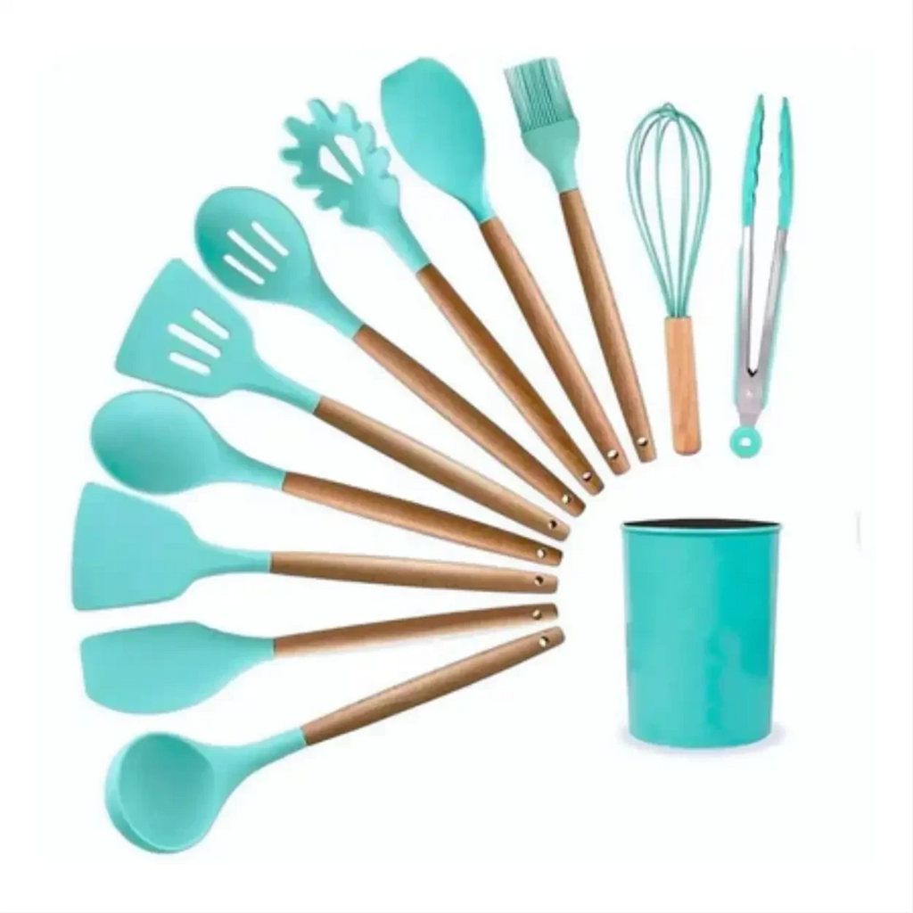 Kit 12 utensílios de cozinha Decoricasa em silicone azul turquesa com cabos de madeira e copo organizador cilíndrico.