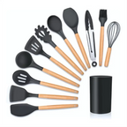 Kit Decoricasa com 12 utensílios de cozinha em silicone preto e cabos de madeira, incluindo copo organizador.
