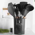 Kit de 12 utensílios de cozinha Decoricasa em silicone preto com cabos de madeira e copo organizador cilíndrico