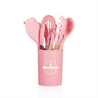Kit de 12 utensílios de cozinha Decoricasa em silicone rosa com cabos de madeira e copo organizador cilíndrico
