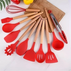 Kit de 12 utensílios de cozinha Decoricasa em silicone vermelho com cabos de madeira sobre tábua de corte
