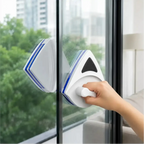 Limpador de vidro magnético Decoricasa branco e azul em formato triangular limpando janela de apartamento