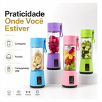 Liquidificadores portáteis BlendGo Pro da Decoricasa em quatro cores com frutas picadas dentro dos copos