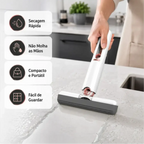 Mini Mop Pro Decoricasa branco com esponja cinza limpando bancada, destacando secagem rápida e mãos secas.