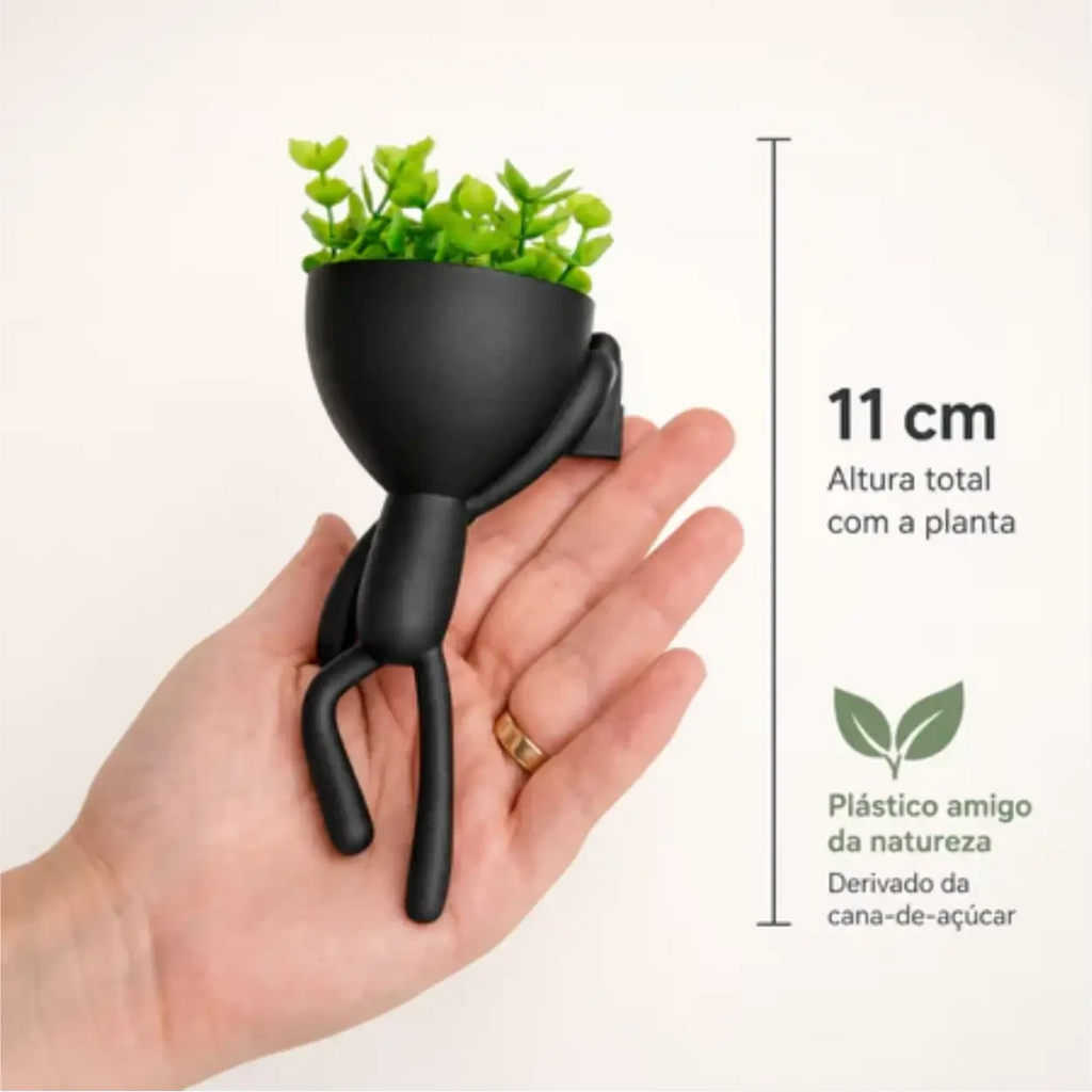 Mini vaso alpinista Decoricasa preto com planta artificial na mão de uma pessoa, medindo 11 cm de altura.