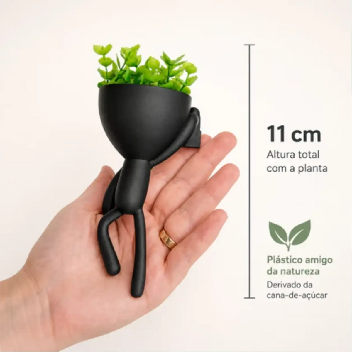 Mini vaso alpinista Decoricasa preto com planta artificial na mão de uma pessoa, medindo 11 cm de altura.