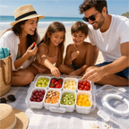 Familia fazendo piquenique na praia usando o organizador de alimentos Fresh Pro da Decoricasa com frutas e snacks
