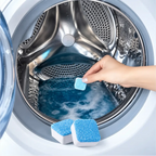 Mão colocando pastilha efervescente azul Puralav da Decoricasa no tambor da máquina de lavar para limpeza profunda
