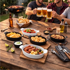 Mesa de madeira com petisqueiras Canoa Pett Pro Decoricasa brancas e pretas servindo petiscos em um churrasco ao ar livre.