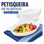 Kit de petisqueiras Decoricasa brancas em formato de canoa, empilhadas e servidas com azeitonas, queijo e salame.