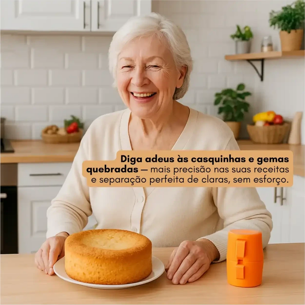 Senhora sorridente na cozinha com o quebrador de ovos Decoricasa laranja ao lado de um bolo em uma bancada de madeira