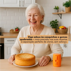 Senhora sorridente na cozinha com o quebrador de ovos Decoricasa laranja ao lado de um bolo em uma bancada de madeira
