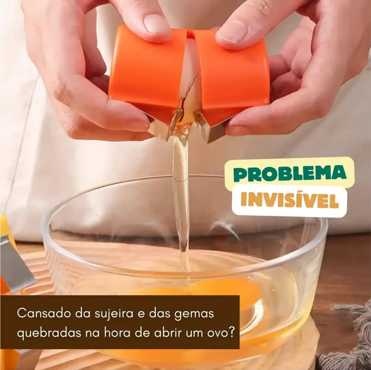 Quebrador de ovos Decoricasa laranja em uso, abrindo ovo cru sobre tigela de forma limpa e sem sujeira