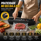 Seladora a vácuo Decoricasa FreshVac Pro preta selando carne em embalagem plástica para conservação de alimentos