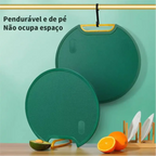 Tábua de corte Decoricasa redonda verde com suporte em pé, dupla face e alça para pendurar em fundo verde.