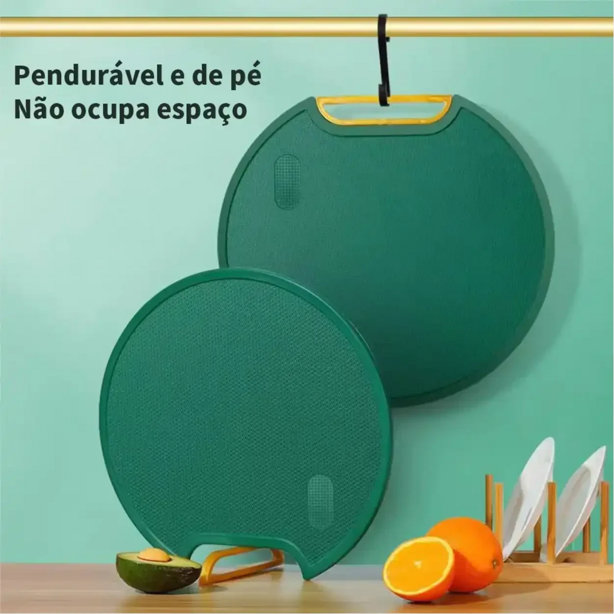 Tábua de corte Decoricasa redonda verde com suporte em pé, dupla face e alça para pendurar em fundo verde.