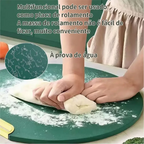 Tábua de corte Decoricasa verde redonda sendo usada para sovar massa de pão sobre uma bancada de cozinha