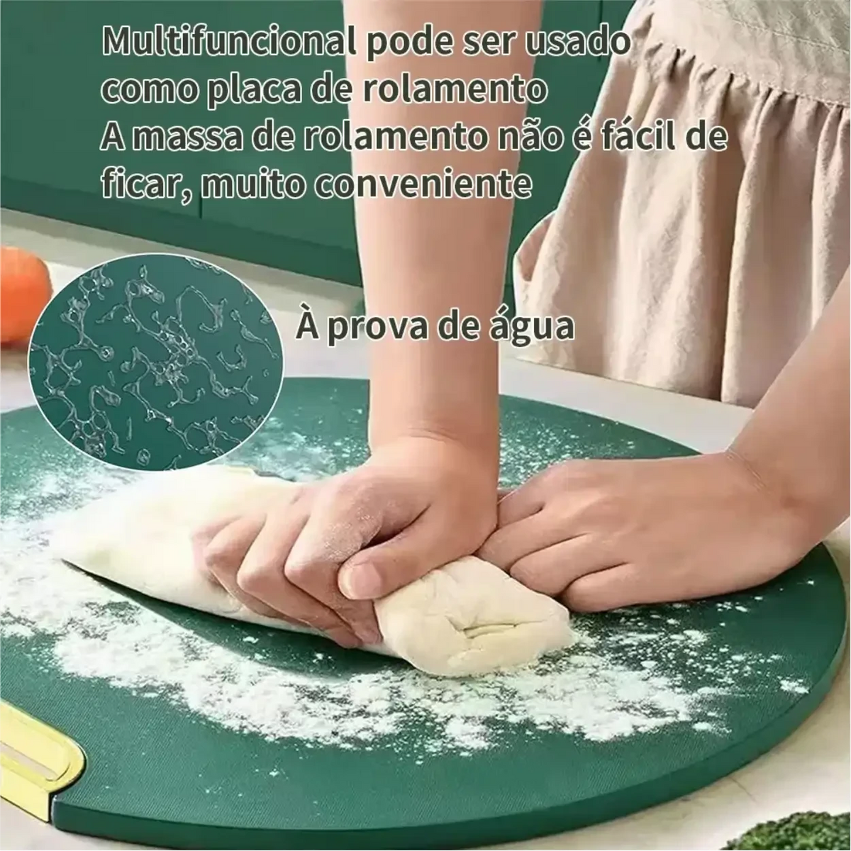 Tábua de corte Decoricasa verde redonda sendo usada para sovar massa de pão sobre uma bancada de cozinha