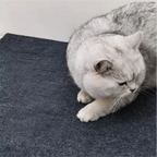Tapete arranhador Decoricasa cinza escuro autoadesivo para proteção de sofás com gato sentado sobre a superfície