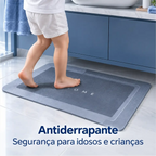 Tapete de banheiro Decoricasa cinza antiderrapante com criança pisando, garantindo segurança e absorção rápida