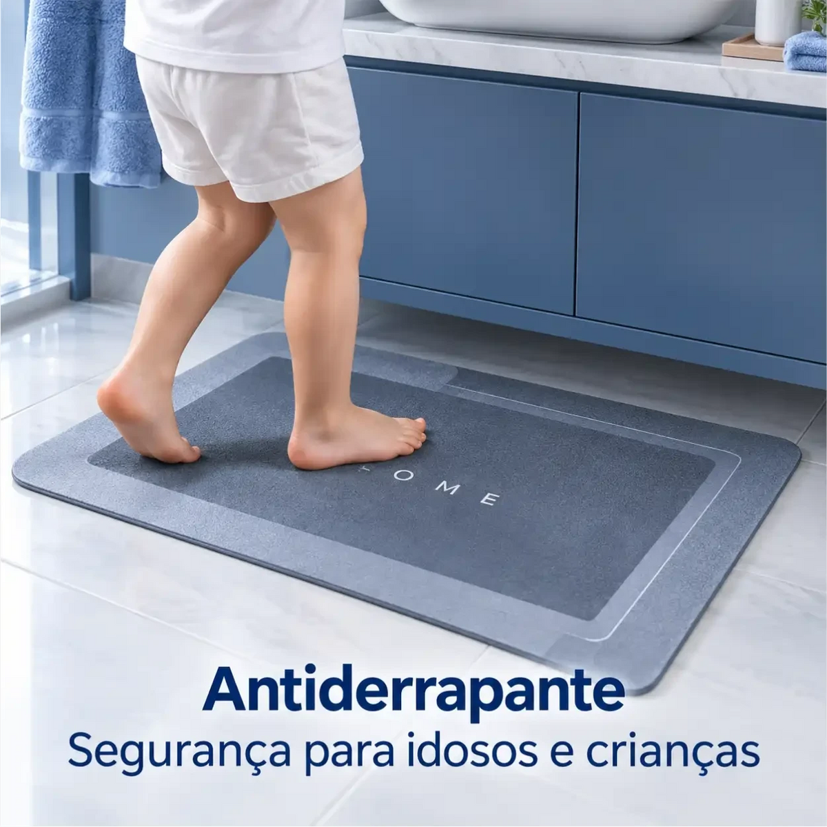 Tapete de banheiro Decoricasa cinza antiderrapante com criança pisando, garantindo segurança e absorção rápida