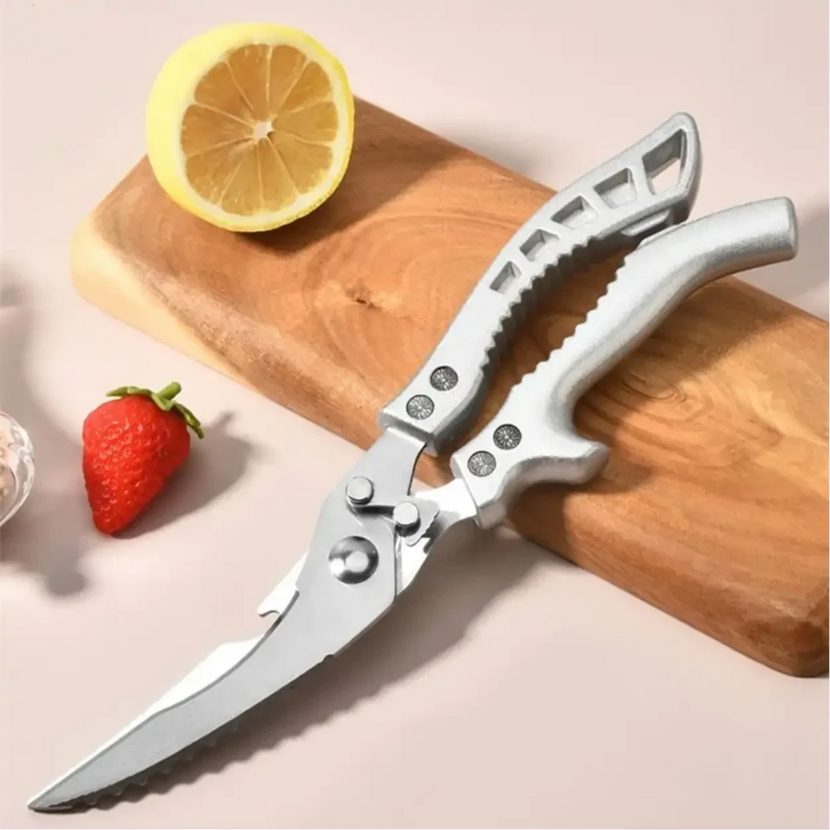 Tesoura de cozinha profissional 7 em 1 Decoricasa em aço inox com lâmina serrilhada sobre tábua de madeira