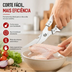 Tesoura de cozinha profissional Decoricasa Chef Master Pro de aço inox cortando frango com facilidade e segurança.