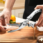 Tesoura de cozinha profissional Decoricasa Chef Master Pro 7 em 1 em aço inox cortando frango sobre tábua de madeira.