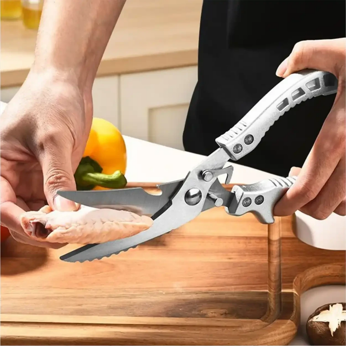 Tesoura de cozinha profissional Decoricasa Chef Master Pro 7 em 1 em aço inox cortando frango sobre tábua de madeira.