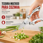 Tesoura de cozinha profissional Decoricasa em aço inox cortando cebolinha com mola de retorno e pegada ergonômica