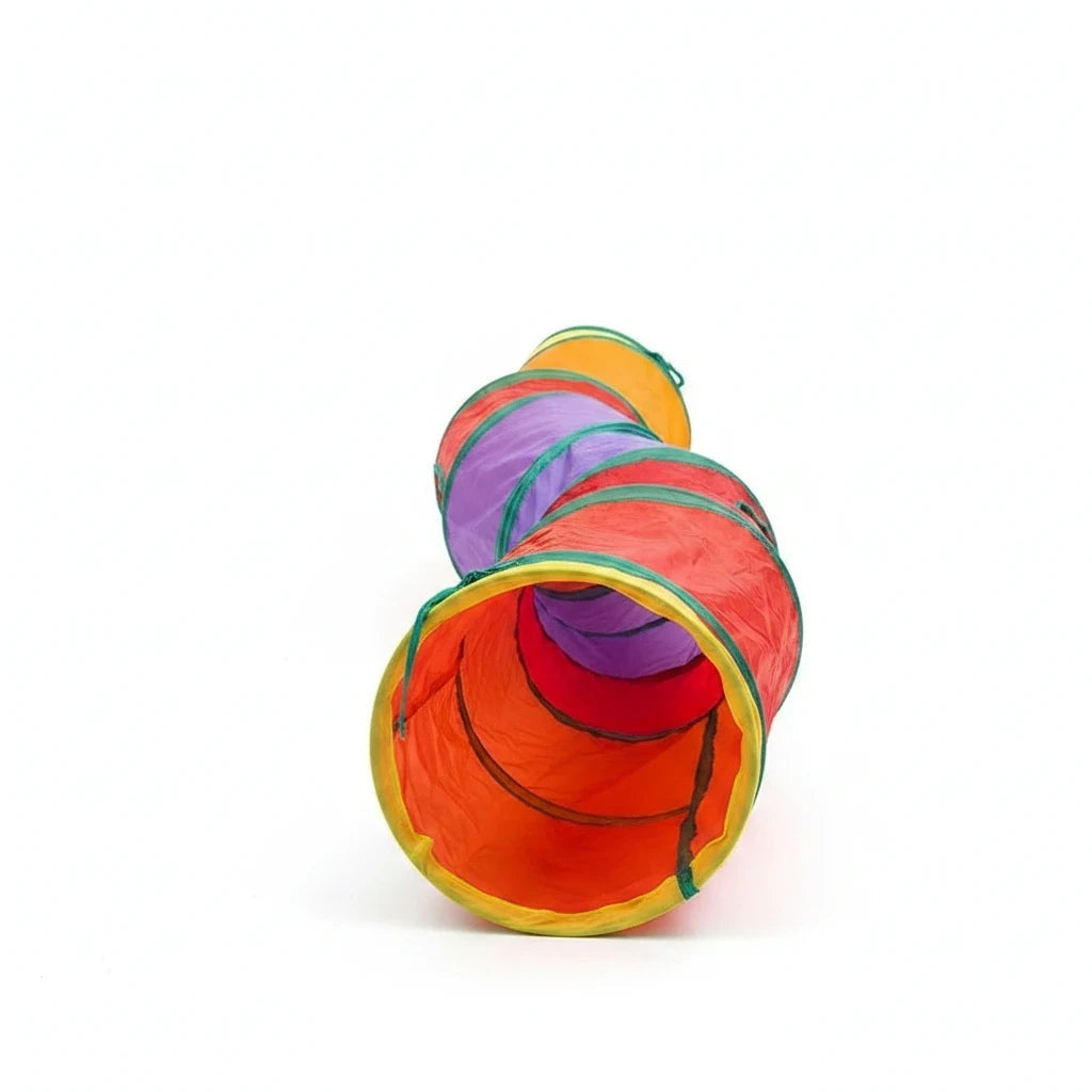 Túnel labirinto dobrável e colorido para gatos da Decoricasa, feito de material leve para brincadeiras interativas.