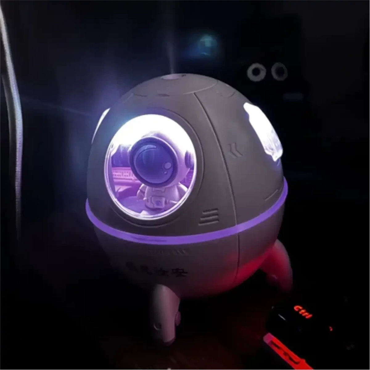 Umidificador de ar Decoricasa formato astronauta em cápsula espacial com luz LED colorida e névoa fria para quarto