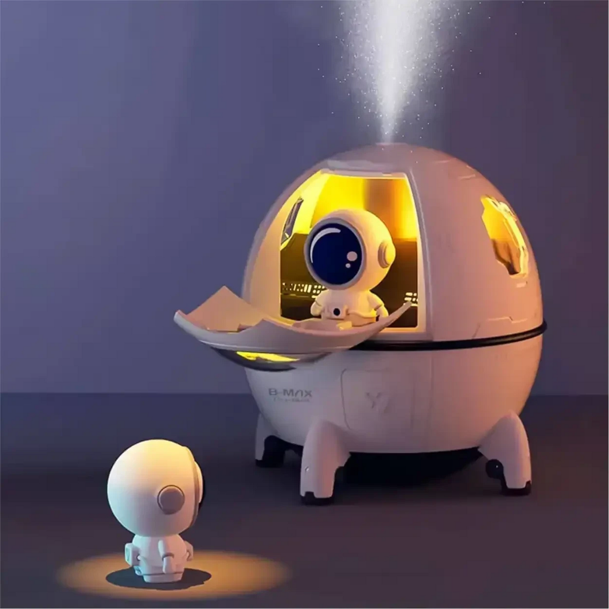 Umidificador de ar Decoricasa em formato de cápsula espacial com astronauta, luz LED e névoa fria para quarto.