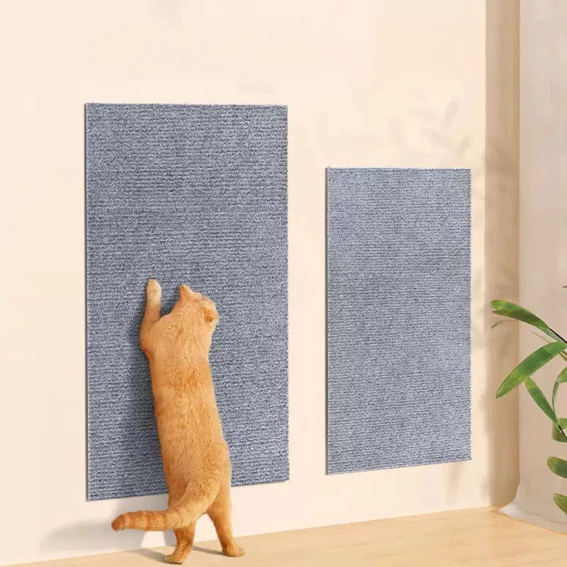 Protetor de sofá Decoricasa autoadesivo cinza aplicado na parede com gato arranhando a superfície texturizada