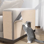 Protetor de sofá autoadesivo transparente Decoricasa aplicado no canto de um sofá bege com um gato tentando arranhar